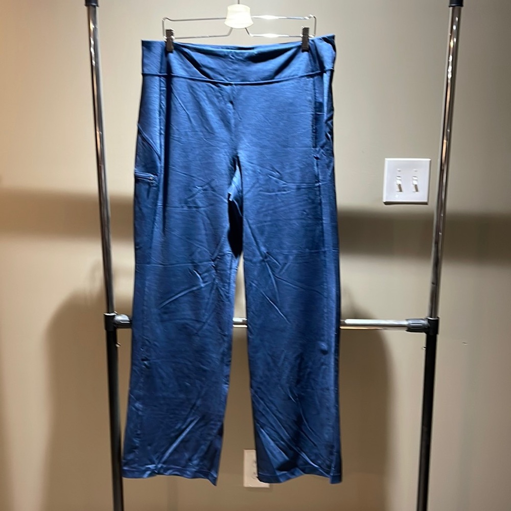 Navy blue Duluth Trading Company yoga pants